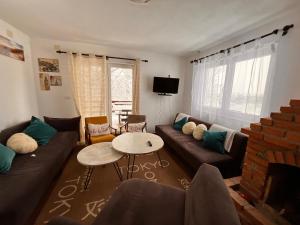 Gradačac的住宿－ALBAK Green Zone，客厅配有沙发和桌子