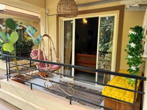 a porch railing with a basket of yellow towels at The Olive Nest in Verla