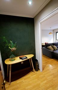 a living room with a table and a couch at VUT Limoneros laranitasalmantina in Salamanca