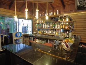oscar garden hotel في أنطاليا: بار مع منضدة مع الكثير من الزجاجات