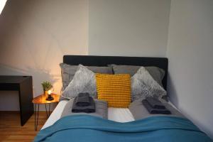 una cama con almohadas en una habitación en Beautiful Rooftop Apartment, en Viena