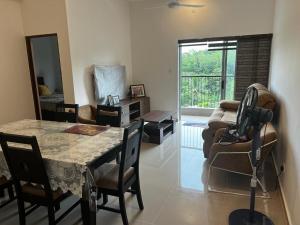 - un salon avec une table et une caméra sur un tripode dans l'établissement Canterbury Residence Garden Apartments, à Kahatuduwa 13 autres photos