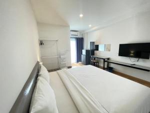 Postel nebo postele na pokoji v ubytování Chonlapruk Lakeside Hotel