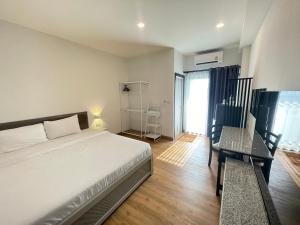 Postel nebo postele na pokoji v ubytování Chonlapruk Lakeside Hotel