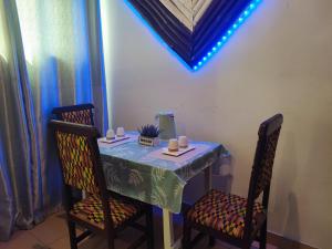 een tafel met twee stoelen en een tafel met een tafel bij ELLISA HOSPITALITY and SPA in Accra