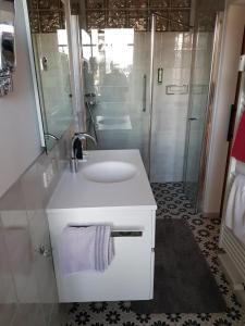 Un baño blanco con lavabo y ducha. en Carinthia, en Weissensee 49 fotos más