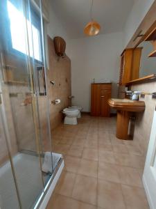 La salle de bains est pourvue d'une douche, de toilettes et d'un lavabo. dans l'établissement B&B Acchiappasogni, à Corigliano dʼOtranto