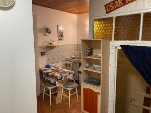 una piccola cucina con tavolo e due sgabelli di Red Locomotive Apartment a Budapest