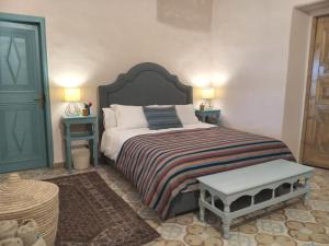 sypialnia z łóżkiem z dwoma stołami i dwoma lampami w obiekcie Bab Al Samawy w mieście Luksor