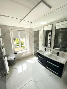 Baño blanco con lavabo y espejo en Au bois Noël - LE CHARME, en Lescherolles
