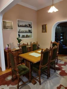 comedor con mesa de madera y sillas en Red cross 58 apartment, en Vračar (historical)