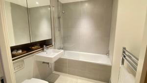 Ванная комната в Harrow - 1 Bedroom Apartment - Parking