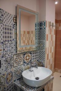 een badkamer met een wastafel en een spiegel bij H2ome Bolzaneto in Genua