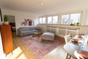 a living room with a couch and a table at Seerose - W14, zentral in Bahnhofsnähe, Küche, 3 Schlafzimmer in Ulm