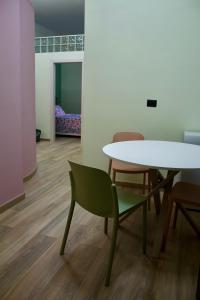 een tafel en stoelen in een kamer met een tafel en stoelen bij H2ome Bolzaneto in Genua