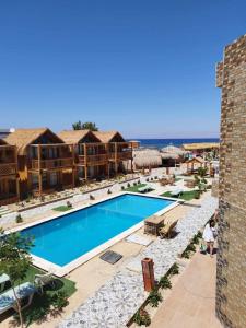 una vista aérea de una piscina en un complejo en Green Beach Camp & Hotel en Nuweiba