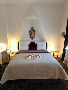 1 dormitorio con 1 cama blanca grande con dosel en Roam Sweet Roam - private Zimmervermietung en Rostock