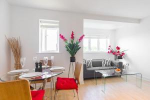 a living room with a couch and a table at 2-BR London Oasis in Woolwich in London