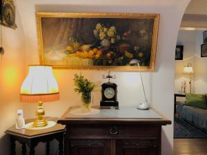 un soggiorno con tavolo, orologio e quadro di LINZ CITY CENTER - Historisches Apartment & Refugium a Linz