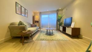 A seating area at Harrow - 1 Bedroom Apartment - Parking