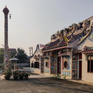 ein Gebäude mit einem Kreuz darüber in der Unterkunft Manu V House in Phra Nakhon Si Ayutthaya