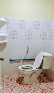 ein Badezimmer mit einer weißen Toilette in einem Zimmer in der Unterkunft Manu V House in Phra Nakhon Si Ayutthaya + 42 Fotos