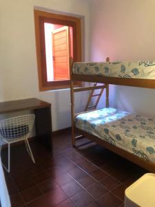 um quarto com 2 beliches e uma janela em Villa su Capo Bianco em Ponza