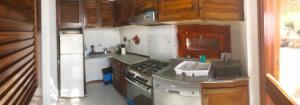 uma pequena cozinha com um fogão e um lavatório em Villa su Capo Bianco em Ponza