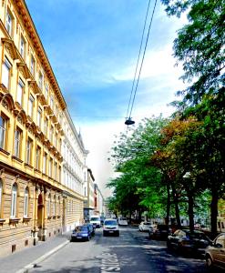 eine Straße mit Autos, die an der Seite eines Gebäudes geparkt sind in der Unterkunft New Luxury Apartment Vienna in Wien