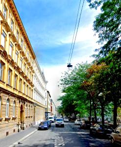 una strada con auto parcheggiate sul lato di un edificio di New Luxury Apartment Vienna a Vienna