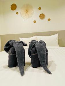 Dos toallas de elefante están sentadas en una cama en Marina Resort Koh Phayam Ranong, en Ko Phayam