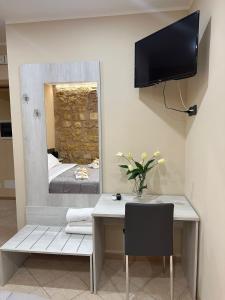 TV a/nebo společenská místnost v ubytování KALGHEROS Luxury Rooms