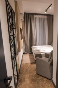 瓦列沃的住宿－Sunshine apartments - Valjevo，客厅配有沙发和1张床