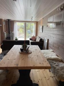 salon z drewnianym stołem i kanapą w obiekcie Cabin close to Kjerag, hiking and lakes! w mieście Tjørhom