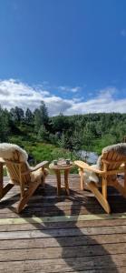 stół piknikowy i 2 krzesła na drewnianym tarasie w obiekcie Cabin close to Kjerag, hiking and lakes! w mieście Tjørhom
