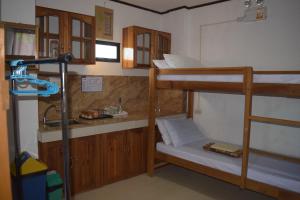 Palanda nebo palandy na pokoji v ubytování Sealor Pension House
