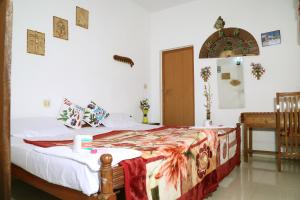 ein Schlafzimmer mit einem Bett mit einer Decke darauf in der Unterkunft DreamCatcher Residency in Kochi