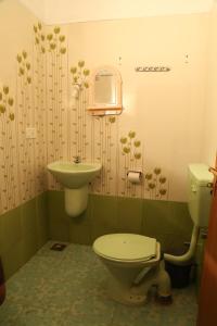 y baño con aseo y lavamanos. en DreamCatcher Residency, en Kochi