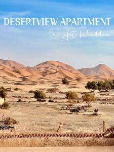 vista su un deserto con montagne sullo sfondo di Merzouga DesertView Apartment a Merzouga