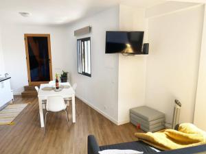 TV a/nebo společenská místnost v ubytování Machico center w/ terrace 5 min beach
