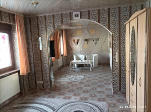 een hal met een tafel en stoelen in een kamer bij Central Hotel in Schwetzingen