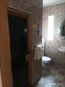 een badkamer met een toilet en een wastafel bij Central Hotel in Schwetzingen