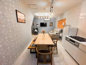 uma cozinha e sala de jantar com mesa e cadeiras em HOTEL KOKKARA... em Osaka