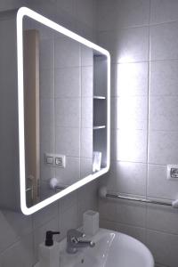 ルアルカにあるCAMBARAL 1Dのバスルーム(洗面台、鏡付)