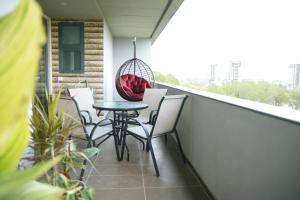 een balkon met een tafel en stoelen erop bij Sky Suite in Islamabad