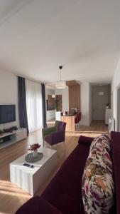 un soggiorno con divano e tavolo di Kovacevic Apartments a Kotor (Cattaro)