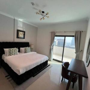 um quarto com uma cama grande e uma janela em Time Place retreat residence-2BR-Dubai Marina-Waterfront living no Dubai