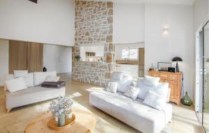 Χώρος καθιστικού στο 4 Bedroom Gorgeous Home In Lussas