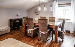 a dining room with a table and chairs at Stunning Apartment In Dorfgastein With Kitchen 