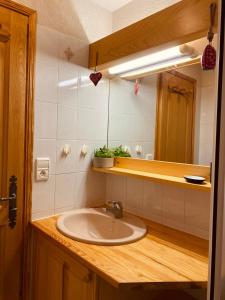 een badkamer met een wastafel en een spiegel bij Superbe studio Morillon Village / Samoëns in Morillon